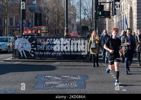 LONDON, GROSSBRITANNIEN - 12. JANUAR 2022: Demonstranten vor dem Parlamentsgebäude demonstrieren am 12. Januar 2022 in London, England, gegen den britischen Premierminister Boris Johnson. Boris Johnson gab zu, am 20. Mai 2020 an der Gartenparty Nr. 10 teilzunehmen, zu einer Zeit, als strenge Covid-19-Sperrmaßnahmen ergriffen wurden. (Foto von Wiktor Szymanowicz/NurPhoto) Stockfoto