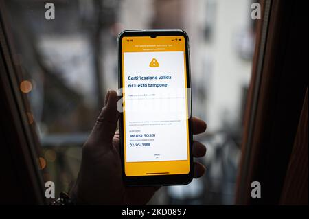 Eine fotografische Illustration des Super Green Pass, in L'Aquila, Italien, am 11. Januar 2022. Ab dem 10. Januar 2022 sind die neuen Regeln für Super Green Pässe in Italien in Kraft getreten. (Fotoillustration von Andrea Mancini/NurPhoto) Stockfoto