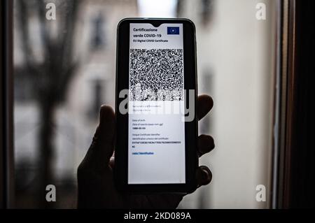 Eine fotografische Illustration des Super Green Pass, in L'Aquila, Italien, am 11. Januar 2022. Ab dem 10. Januar 2022 sind die neuen Regeln für Super Green Pässe in Italien in Kraft getreten. (Fotoillustration von Andrea Mancini/NurPhoto) Stockfoto