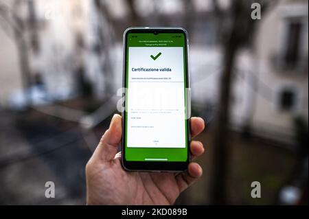 Eine fotografische Illustration des Super Green Pass, in L'Aquila, Italien, am 11. Januar 2022. Ab dem 10. Januar 2022 sind die neuen Regeln für Super Green Pässe in Italien in Kraft getreten.(Photo Illustration by Andrea Mancini/NurPhoto) Stockfoto