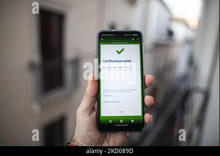 Eine fotografische Illustration des Super Green Pass, in L'Aquila, Italien, am 11. Januar 2022. Ab dem 10. Januar 2022 sind die neuen Regeln für Super Green Pässe in Italien in Kraft getreten. (Fotoillustration von Andrea Mancini/NurPhoto) Stockfoto