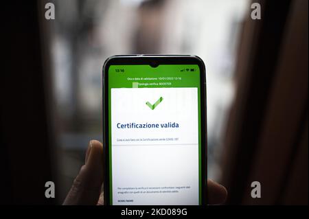 Eine fotografische Illustration des Super Green Pass, in L'Aquila, Italien, am 11. Januar 2022. Ab dem 10. Januar 2022 sind die neuen Regeln für Super Green Pässe in Italien in Kraft getreten. (Fotoillustration von Andrea Mancini/NurPhoto) Stockfoto