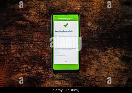 Eine fotografische Illustration des Super Green Pass, in L'Aquila, Italien, am 11. Januar 2022. Ab dem 10. Januar 2022 sind die neuen Regeln für Super Green Pässe in Italien in Kraft getreten. (Fotoillustration von Andrea Mancini/NurPhoto) Stockfoto