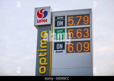 Preise für das Feul in polnischem Zloty an der LOTOS-Tankstelle in Krakau, Polen, am 12. Januar 2022. Polens größter Raffineur PKN Orlen wird einige Lotos-Vermögenswerte an Unternehmen wie Saudi Aramco und Ungarns MOL verkaufen, um die EU-Kartellurteile zu erfüllen und die Übernahme des kleineren Unternehmens abzuschließen. (Foto von Beata Zawrzel/NurPhoto) Stockfoto