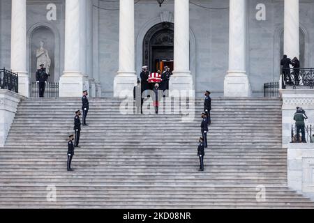 Ein militärischer Ehrengarde trägt die Überreste des ehemaligen Senators Harry Reid aus dem Kapitol, nachdem er in der Rotunde im Staat gelegen hat. Auf der Mitteltreppe der Ostfront steht eine Ehrenwache der Capitol Police. Reid war ein Demokrat aus Nevada, der von 1983 bis 1987 im Repräsentantenhaus diente. Von 1987 bis 2017 war er Senator und von 2005 bis 2017 diente er abwechselnd als Mehrheitsvorsitzende des Senats und als Minderheitsführer. (Foto von Allison Bailey/NurPhoto) Stockfoto
