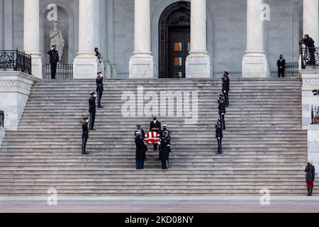Ein militärischer Ehrengarde trägt die Überreste von Harry Reid aus dem Kapitol, nachdem er in der Rotunde im Staat gelegen hatte. Auf der Mitteltreppe der Ostfront grüßt eine Ehrenwache der Capitol Police. Reid war ein Demokrat aus Nevada, der von 1983 bis 1987 im Repräsentantenhaus diente. Von 1987 bis 2017 war er Senator und von 2005 bis 2017 diente er abwechselnd als Mehrheitsvorsitzende des Senats und als Minderheitsführer. (Foto von Allison Bailey/NurPhoto) Stockfoto