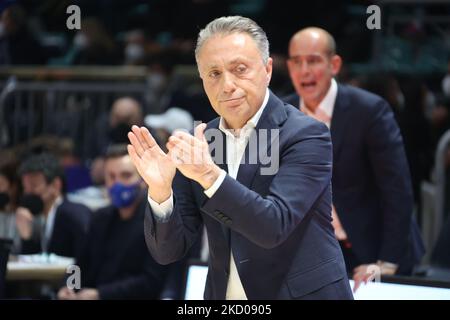 Piero Bucchi (Cheftrainer der Banco di Sardegna Sassari) während der Serie A1 italienischen LBA Basketball-Meisterschaft Spiel Kigili Fortitudo Bologna gegen. Banco di Sardegna Sassari im Sportpalast Paladozza - Bologna, 12. Januar 2022 - (Foto von Michele Nucci/LiveMedia/NurPhoto) Stockfoto