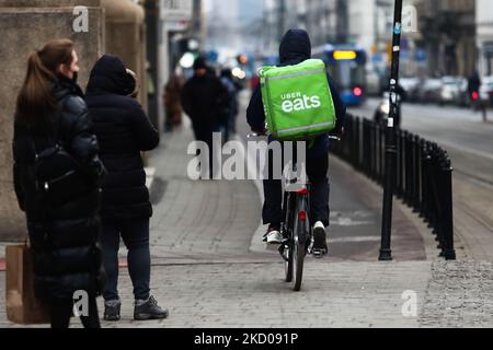 Der Kurier Uber Eats wird am 12. Januar 2022 in Krakau, Polen, gesehen. (Foto von Jakub Porzycki/NurPhoto) Stockfoto