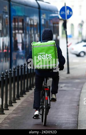 Der Kurier Uber Eats wird am 12. Januar 2022 in Krakau, Polen, gesehen. (Foto von Jakub Porzycki/NurPhoto) Stockfoto