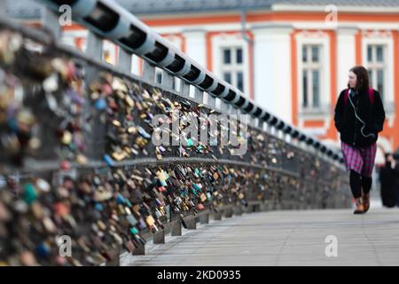 Am 12. Januar 2022 sind auf der Pater-Bernateks-Brücke in Krakau, Polen, Vorhängeschlösser zu sehen. (Foto von Jakub Porzycki/NurPhoto) Stockfoto