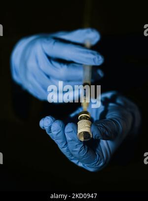 Ein illustratives Bild einer Person mit einer medizinischen Spritze und dem Pfizer-BioNTech Covid-19-Impfstoff. Am Mittwoch, den 12. Januar 2021, Kanada. (Foto von Artur Widak/NurPhoto) Stockfoto