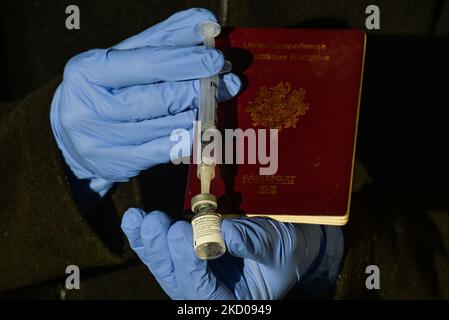 Ein illustratives Bild einer Person mit einer medizinischen Spritze und dem Pfizer-BioNTech Covid-19-Impfstoff neben einem französischen Pass. Am Mittwoch, den 12. Januar 2021, Kanada. (Foto von Artur Widak/NurPhoto) Stockfoto