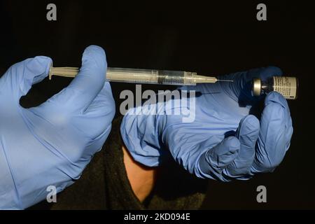 Ein illustratives Bild einer Person mit einer medizinischen Spritze und dem Pfizer-BioNTech Covid-19-Impfstoff. Am Mittwoch, den 12. Januar 2021, Kanada. (Foto von Artur Widak/NurPhoto) Stockfoto