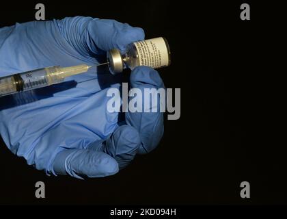 Ein illustratives Bild einer Person mit einer medizinischen Spritze und dem Pfizer-BioNTech Covid-19-Impfstoff. Am Mittwoch, den 12. Januar 2021, Kanada. (Foto von Artur Widak/NurPhoto) Stockfoto