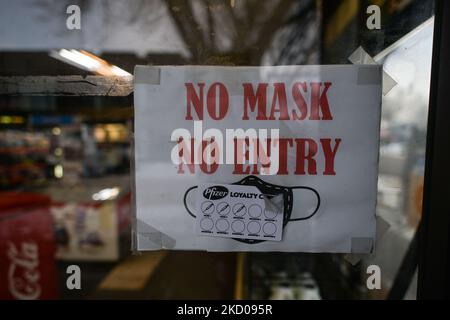 Ein Plakat mit der Pfizer Loyalty Card „No Mask No Entry“ am Eingang des Geschäfts in Edmonton. Alberta verzeichnete in den letzten 24 Stunden 6.789 neue Fälle. 748 Albertans befinden sich im Krankenhaus, 82 davon auf der Intensivstation und 3.367 Todesfälle. Am Mittwoch, den 12. Januar 2021, Kanada. (Foto von Artur Widak/NurPhoto) Stockfoto