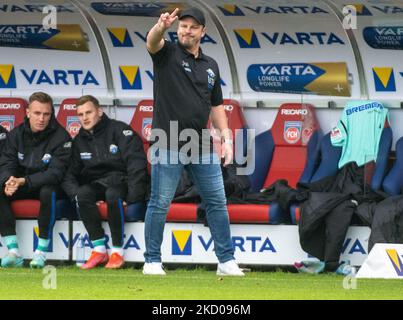 Heidenheim, Deutschland. 05.. November 2022. Fußball: 2. Bundesliga, 1. FC Heidenheim - SC Paderborn 07, Matchday 15 in der Voith Arena. Paderborners Trainer Lukas Kwasniok gibt am Rande Anweisungen. Quelle: Stefan Puchner/dpa - WICHTIGER HINWEIS: Gemäß den Anforderungen der DFL Deutsche Fußball Liga und des DFB Deutscher Fußball-Bund ist es untersagt, im Stadion und/oder vom Spiel aufgenommene Fotos in Form von Sequenzbildern und/oder videoähnlichen Fotoserien zu verwenden oder zu verwenden./dpa/Alamy Live News Stockfoto