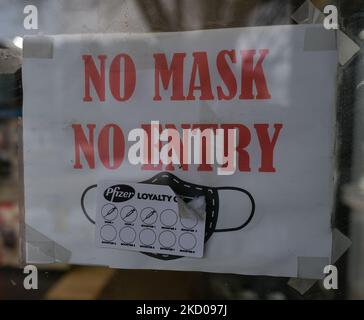 Ein Plakat mit der Pfizer Loyalty Card „No Mask No Entry“ am Eingang des Geschäfts in Edmonton. Alberta verzeichnete in den letzten 24 Stunden 6.789 neue Fälle. 748 Albertans befinden sich im Krankenhaus, 82 davon auf der Intensivstation und 3.367 Todesfälle. Am Mittwoch, den 12. Januar 2021, Kanada. (Foto von Artur Widak/NurPhoto) Stockfoto