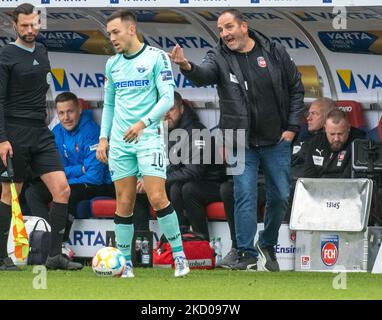 Heidenheim, Deutschland. 05.. November 2022. Fußball: 2. Bundesliga, 1. FC Heidenheim - SC Paderborn 07, Matchday 15 in der Voith Arena. Heidenheim-Trainer Frank Schmidt (r) gibt am Rande Anweisungen. Quelle: Stefan Puchner/dpa - WICHTIGER HINWEIS: Gemäß den Anforderungen der DFL Deutsche Fußball Liga und des DFB Deutscher Fußball-Bund ist es untersagt, im Stadion und/oder vom Spiel aufgenommene Fotos in Form von Sequenzbildern und/oder videoähnlichen Fotoserien zu verwenden oder zu verwenden./dpa/Alamy Live News Stockfoto