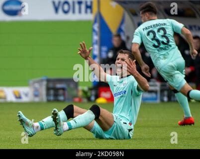 Heidenheim, Deutschland. 05.. November 2022. Fußball: 2. Bundesliga, 1. FC Heidenheim - SC Paderborn 07, Matchday 15 in der Voith Arena. Paderborner Marvin Pieringer sitzt auf dem Spielfeld. Quelle: Stefan Puchner/dpa - WICHTIGER HINWEIS: Gemäß den Anforderungen der DFL Deutsche Fußball Liga und des DFB Deutscher Fußball-Bund ist es untersagt, im Stadion und/oder vom Spiel aufgenommene Fotos in Form von Sequenzbildern und/oder videoähnlichen Fotoserien zu verwenden oder zu verwenden./dpa/Alamy Live News Stockfoto