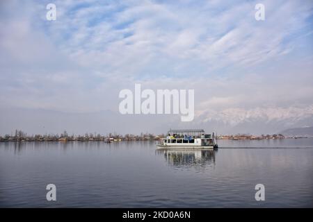 Ein Kreuzfahrtboot an einem sonnigen Wintertag in Dal Lake, Srinagar, indisch verwaltetes Kaschmir am 13. Januar 2021. (Foto von Muzamil Mattoo/NurPhoto) Stockfoto