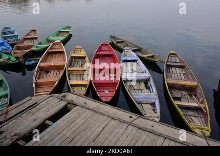 Leere Boote an den Ufern des Dal Lake an einem sonnigen Wintertag, Srinagar, indisch verwaltetes Kaschmir am 13. Januar 2021. (Foto von Muzamil Mattoo/NurPhoto) Stockfoto