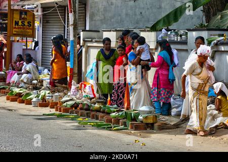 Hindu-Frauen warten auf das Signal, Pongala während des Attukal Pongala Mahotsavam Festivals in der Stadt Thiruvananthapuram (Trivandrum), Kerala, Indien, am 19. Februar 2019 zu kochen. Das Attukal Pongala Mahotsavam Festival wird jedes Jahr von Millionen Hindu-Frauen gefeiert. Während dieses Festivals bereiten Frauen Pongala (Reis gekocht mit Jaggery, Ghee, Kokosnuss sowie anderen Zutaten) im Freien in kleinen Töpfen zu, um der Göttin Kannaki zu gefallen. Pongala (was wörtlich bedeutet, überkochen) ist ein rituelles Angebot eines süßen Gerichts, bestehend aus Reisbrei, süßen braunen Melasse, Coconu Stockfoto