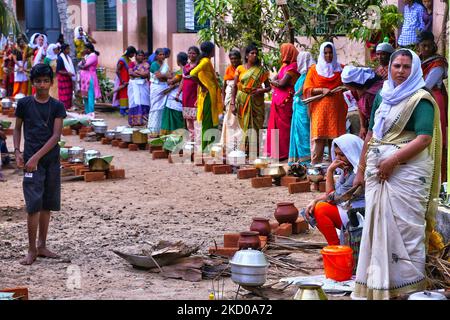 Hindu-Frauen warten auf das Signal, Pongala während des Attukal Pongala Mahotsavam Festivals in der Stadt Thiruvananthapuram (Trivandrum), Kerala, Indien, am 19. Februar 2019 zu kochen. Das Attukal Pongala Mahotsavam Festival wird jedes Jahr von Millionen Hindu-Frauen gefeiert. Während dieses Festivals bereiten Frauen Pongala (Reis gekocht mit Jaggery, Ghee, Kokosnuss sowie anderen Zutaten) im Freien in kleinen Töpfen zu, um der Göttin Kannaki zu gefallen. Pongala (was wörtlich bedeutet, überkochen) ist ein rituelles Angebot eines süßen Gerichts, bestehend aus Reisbrei, süßen braunen Melasse, Coconu Stockfoto