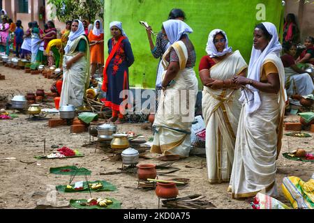 Hindu-Frauen warten auf das Signal, Pongala während des Attukal Pongala Mahotsavam Festivals in der Stadt Thiruvananthapuram (Trivandrum), Kerala, Indien, am 19. Februar 2019 zu kochen. Das Attukal Pongala Mahotsavam Festival wird jedes Jahr von Millionen Hindu-Frauen gefeiert. Während dieses Festivals bereiten Frauen Pongala (Reis gekocht mit Jaggery, Ghee, Kokosnuss sowie anderen Zutaten) im Freien in kleinen Töpfen zu, um der Göttin Kannaki zu gefallen. Pongala (was wörtlich bedeutet, überkochen) ist ein rituelles Angebot eines süßen Gerichts, bestehend aus Reisbrei, süßen braunen Melasse, Coconu Stockfoto