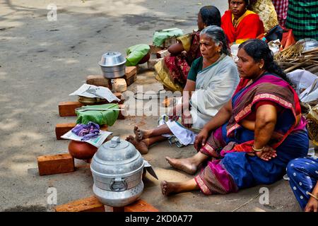 Hindu-Frauen bereiten sich vor, während sie auf das Signal warten, am Straßenrand Pongala zu kochen, während sie am 19. Februar 2019 in der Stadt Thiruvananthapuram (Trivandrum), Kerala, Indien, das Attukal Pongala Mahotsavam Festival feiern. Das Attukal Pongala Mahotsavam Festival wird jedes Jahr von Millionen Hindu-Frauen gefeiert. Während dieses Festivals bereiten Frauen Pongala (Reis gekocht mit Jaggery, Ghee, Kokosnuss sowie anderen Zutaten) im Freien in kleinen Töpfen zu, um der Göttin Kannaki zu gefallen. Pongala (was wörtlich bedeutet, überkochen) ist ein rituelles Angebot eines süßen Gerichts, bestehend aus Reisbrei, Stockfoto