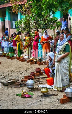 Hindu-Frauen warten auf das Signal, Pongala während des Attukal Pongala Mahotsavam Festivals in der Stadt Thiruvananthapuram (Trivandrum), Kerala, Indien, am 19. Februar 2019 zu kochen. Das Attukal Pongala Mahotsavam Festival wird jedes Jahr von Millionen Hindu-Frauen gefeiert. Während dieses Festivals bereiten Frauen Pongala (Reis gekocht mit Jaggery, Ghee, Kokosnuss sowie anderen Zutaten) im Freien in kleinen Töpfen zu, um der Göttin Kannaki zu gefallen. Pongala (was wörtlich bedeutet, überkochen) ist ein rituelles Angebot eines süßen Gerichts, bestehend aus Reisbrei, süßen braunen Melasse, Coconu Stockfoto