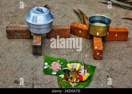 Opfergaben vor Töpfen, die zum Kochen von Pongala während des Attukal Pongala Mahotsavam Festivals in der Stadt Thiruvananthapuram (Trivandrum), Kerala, Indien, am 19. Februar 2019 verwendet werden. Das Attukal Pongala Mahotsavam Festival wird jedes Jahr von Millionen Hindu-Frauen gefeiert. Während dieses Festivals bereiten Frauen Pongala (Reis gekocht mit Jaggery, Ghee, Kokosnuss sowie anderen Zutaten) im Freien in kleinen Töpfen zu, um der Göttin Kannaki zu gefallen. Pongala (was wörtlich bedeutet, überkochen) ist ein rituelles Angebot eines süßen Gerichts, bestehend aus Reisbrei, süßen braunen Melasse, Kokosnuss-Gra Stockfoto