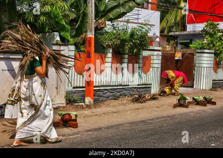 Die Hindu-Frau trägt ein Paket getrockneter Kokosblütenhüllen (Kothumbu), das als Brennstoff für ein Feuer beim Kochen von Pongala während des Attukal Pongala Mahotsavam Festivals in der Stadt Thiruvananthapuram (Trivandrum), Kerala, Indien, am 19. Februar 2019 verwendet wird. Das Attukal Pongala Mahotsavam Festival wird jedes Jahr von Millionen Hindu-Frauen gefeiert. Während dieses Festivals bereiten Frauen Pongala (Reis gekocht mit Jaggery, Ghee, Kokosnuss und anderen Zutaten) im Freien in kleinen Töpfen zu als ein Angebot an Göttin Attukal Devi (im Volksmund bekannt als Attukal Amma), die geglaubt wird, um die Wünsche ihrer de zu erfüllen Stockfoto