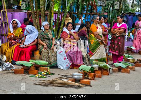 Hindu-Frauen warten auf das Signal, Pongala während des Attukal Pongala Mahotsavam Festivals in der Stadt Thiruvananthapuram (Trivandrum), Kerala, Indien, am 19. Februar 2019 zu kochen. Das Attukal Pongala Mahotsavam Festival wird jedes Jahr von Millionen Hindu-Frauen gefeiert. Während dieses Festivals bereiten Frauen Pongala (Reis gekocht mit Jaggery, Ghee, Kokosnuss sowie anderen Zutaten) im Freien in kleinen Töpfen zu, um der Göttin Kannaki zu gefallen. Pongala (was wörtlich bedeutet, überkochen) ist ein rituelles Angebot eines süßen Gerichts, bestehend aus Reisbrei, süßen braunen Melasse, Coconu Stockfoto