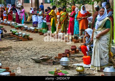 Hindu-Frauen warten auf das Signal, Pongala während des Attukal Pongala Mahotsavam Festivals in der Stadt Thiruvananthapuram (Trivandrum), Kerala, Indien, am 19. Februar 2019 zu kochen. Das Attukal Pongala Mahotsavam Festival wird jedes Jahr von Millionen Hindu-Frauen gefeiert. Während dieses Festivals bereiten Frauen Pongala (Reis gekocht mit Jaggery, Ghee, Kokosnuss sowie anderen Zutaten) im Freien in kleinen Töpfen zu, um der Göttin Kannaki zu gefallen. Pongala (was wörtlich bedeutet, überkochen) ist ein rituelles Angebot eines süßen Gerichts, bestehend aus Reisbrei, süßen braunen Melasse, Coconu Stockfoto