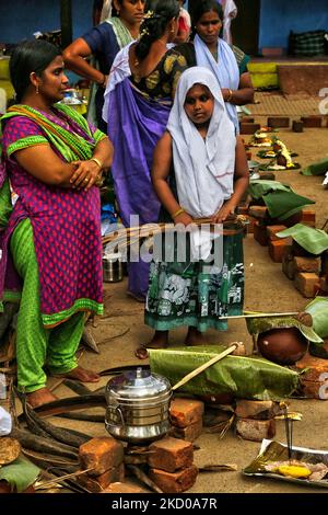 Hindu-Frauen warten auf das Signal, Pongala während des Attukal Pongala Mahotsavam Festivals in der Stadt Thiruvananthapuram (Trivandrum), Kerala, Indien, am 19. Februar 2019 zu kochen. Das Attukal Pongala Mahotsavam Festival wird jedes Jahr von Millionen Hindu-Frauen gefeiert. Während dieses Festivals bereiten Frauen Pongala (Reis gekocht mit Jaggery, Ghee, Kokosnuss sowie anderen Zutaten) im Freien in kleinen Töpfen zu, um der Göttin Kannaki zu gefallen. Pongala (was wörtlich bedeutet, überkochen) ist ein rituelles Angebot eines süßen Gerichts, bestehend aus Reisbrei, süßen braunen Melasse, Coconu Stockfoto