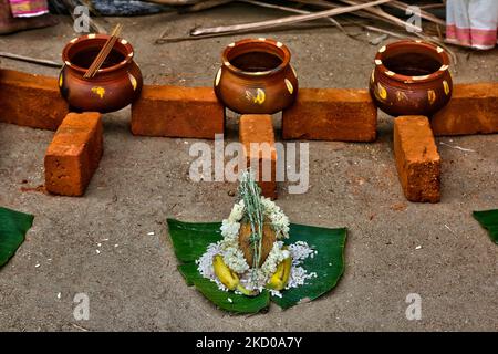 Opfergaben vor Tontöpfen, die zum Kochen von Pongala während des Attukal Pongala Mahotsavam Festivals in der Stadt Thiruvananthapuram (Trivandrum), Kerala, Indien, am 19. Februar 2019 verwendet werden. Das Attukal Pongala Mahotsavam Festival wird jedes Jahr von Millionen Hindu-Frauen gefeiert. Während dieses Festivals bereiten Frauen Pongala (Reis gekocht mit Jaggery, Ghee, Kokosnuss sowie anderen Zutaten) im Freien in kleinen Töpfen zu, um der Göttin Kannaki zu gefallen. Pongala (was wörtlich bedeutet, überkochen) ist ein rituelles Angebot eines süßen Gerichts, bestehend aus Reisbrei, süßen braunen Melasse, Coconu Stockfoto