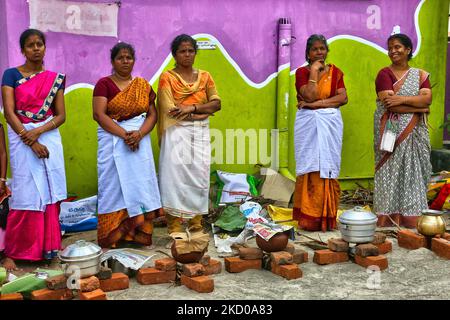 Hindu-Frauen warten auf das Signal, Pongala während des Attukal Pongala Mahotsavam Festivals in der Stadt Thiruvananthapuram (Trivandrum), Kerala, Indien, am 19. Februar 2019 zu kochen. Das Attukal Pongala Mahotsavam Festival wird jedes Jahr von Millionen Hindu-Frauen gefeiert. Während dieses Festivals bereiten Frauen Pongala (Reis gekocht mit Jaggery, Ghee, Kokosnuss sowie anderen Zutaten) im Freien in kleinen Töpfen zu, um der Göttin Kannaki zu gefallen. Pongala (was wörtlich bedeutet, überkochen) ist ein rituelles Angebot eines süßen Gerichts, bestehend aus Reisbrei, süßen braunen Melasse, Coconu Stockfoto