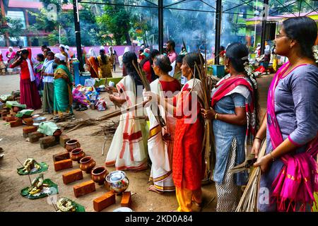 Hindu-Frauen warten auf das Signal, Pongala während des Attukal Pongala Mahotsavam Festivals in der Stadt Thiruvananthapuram (Trivandrum), Kerala, Indien, am 19. Februar 2019 zu kochen. Das Attukal Pongala Mahotsavam Festival wird jedes Jahr von Millionen Hindu-Frauen gefeiert. Während dieses Festivals bereiten Frauen Pongala (Reis gekocht mit Jaggery, Ghee, Kokosnuss sowie anderen Zutaten) im Freien in kleinen Töpfen zu, um der Göttin Kannaki zu gefallen. Pongala (was wörtlich bedeutet, überkochen) ist ein rituelles Angebot eines süßen Gerichts, bestehend aus Reisbrei, süßen braunen Melasse, Coconu Stockfoto