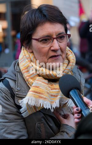 Die Kandidatin für die Präsidentschaftswahl von Lutte Ouvrière (LO) Nathalie Arthaud ging am 13. Januar 2022 an die Pariser Lehrerdemonstration. Eine groß angelegte nationale Streikbewegung in allen Lehrberufen und Ausbildungsberufen fand heute statt, um gegen das in französischen Schulen implementierte Gesundheitsprotokoll und deren zu viele Veränderungen zu protestieren. Auf Aufruf aller Lehrergewerkschaften und des nationalen Bildungspersonals wurden Tausende von Streikenden in allen Städten Frankreichs zu einer Demonstration aufgerufen, darunter auch in Paris, wo viele Kandidaten für die Präsidentschaftswahl kamen, um ihre Unterstützung zu geben. (Foto b Stockfoto