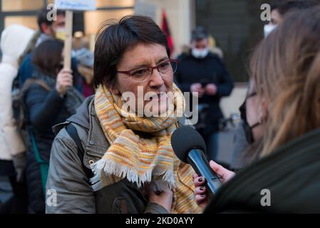 Die Kandidatin für die Präsidentschaftswahl von Lutte Ouvrière (LO) Nathalie Arthaud ging am 13. Januar 2022 an die Pariser Lehrerdemonstration. Eine groß angelegte nationale Streikbewegung in allen Lehrberufen und Ausbildungsberufen fand heute statt, um gegen das in französischen Schulen implementierte Gesundheitsprotokoll und deren zu viele Veränderungen zu protestieren. Auf Aufruf aller Lehrergewerkschaften und des nationalen Bildungspersonals wurden Tausende von Streikenden in allen Städten Frankreichs zu einer Demonstration aufgerufen, darunter auch in Paris, wo viele Kandidaten für die Präsidentschaftswahl kamen, um ihre Unterstützung zu geben. (Foto b Stockfoto