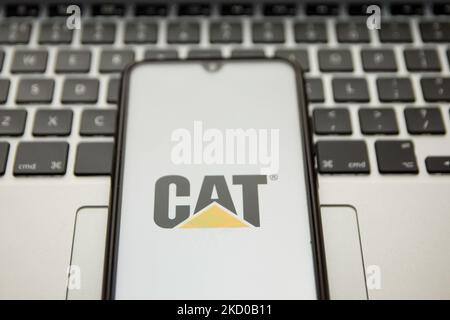 In dieser Abbildung ist ein Logo von Caterpillar Inc. Zu sehen, das am 13. Januar 2022 in Athen, Griechenland, auf einem Smartphone-Bildschirm mit einem Computerschlüsselwort im Hintergrund angezeigt wird. (Foto von Nikolas Kokovlis/NurPhoto) Stockfoto