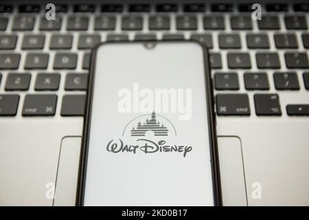 In dieser Abbildung ist das Logo der Walt Disney Company zu sehen, das am 13. Januar 2022 in Athen, Griechenland, auf einem Smartphone-Bildschirm mit einem Computerschlüsselwort im Hintergrund angezeigt wird. (Foto von Nikolas Kokovlis/NurPhoto) Stockfoto