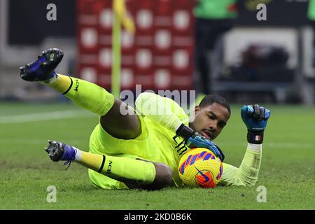 Mike Maignan vom AC Mailand in Aktion beim Fußballspiel Coppa Italia 2021/22 zwischen dem AC Mailand und dem FC Genua im Giuseppe Meazza Stadium, Mailand, Italien, am 14. Januar 2022 (Foto: Fabrizio Carabelli/LiveMedia/NurPhoto) Stockfoto