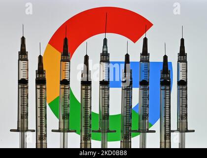 Illustratives Foto von medizinischen Spritzen, das vor einem Google-Logo auf einem Computerbildschirm angezeigt wird. Am Donnerstag, den 14. Januar 2021, Kanada. (Foto von Artur Widak/NurPhoto) Stockfoto