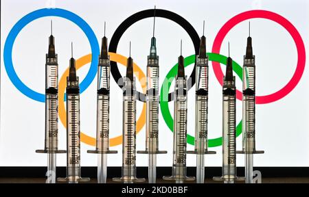 Illustratives Foto von medizinischen Spritzen, das vor dem Logo der Olympischen Ringe auf einem Computerbildschirm zu sehen ist. Am Donnerstag, den 14. Januar 2021, Kanada. (Foto von Artur Widak/NurPhoto) Stockfoto