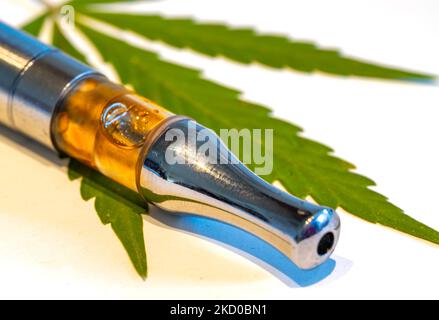 CBD-Verdampfer mit einem Cannabisblatt, isoliert auf weißem Hintergrund Stockfoto