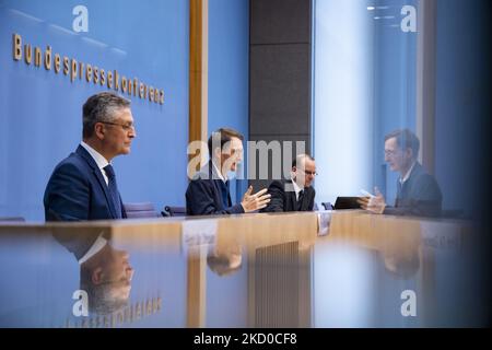 Bundesgesundheitsminister Karl Lauterbach (C) und Präsident des Robert Koch-Instituts (RKI) Lothar Wieler sprechen am 14. Januar 2022 auf der Bundespressekonferenz in Berlin zu den Medien. (Foto von Emmanuele Contini/NurPhoto) Stockfoto