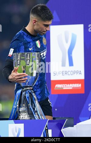 Joaquin Correa vom FC Internazionale in der Nähe der Supercup-Trophäe beim italienischen Supercup-Finale zwischen dem FC Internazionale und dem FC Juventus am 12. Januar 2022 im Stadio Giuseppe Meazza, Mailand, Italien. (Foto von Giuseppe Maffia/NurPhoto) Stockfoto