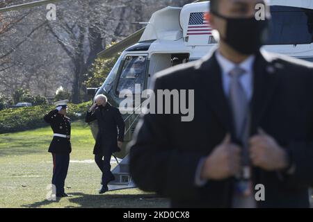 US-Präsident Joe Biden trifft heute am 10. Januar 2022 im Weißen Haus in South Lawn/White House in Washington DC, USA, ein. (Foto von Lenin Nolly/NurPhoto) Stockfoto
