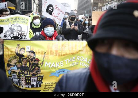 Menschen marschieren durch die Straßen, um eine Verlängerung des Mietmoratoriums zu unterstützen, das Ende der Woche, am 15. Januar 2022, in New York City, USA, ausläuft. Kathy Hochul, Gouverneurin des Bundesstaates New York, kündigte an, dass das Moratorium für Zwangsräumungen und Zwangsvollstreckungen auslaufen wird, da dem Staat das Geld ausgehen wird und bislang 2,4 Milliarden Dollar für die Nothilfe zur Miete ausgegeben wurden. Weitere 27 Millionen werden erwartet, was einem Teil von einer Milliarde entspricht, den die Bundesregierung beantragt hat. Mieter können sich entscheiden, einen Antrag mit dem Staat zu stellen, um ihre finanzielle Härte aus zeigen Stockfoto